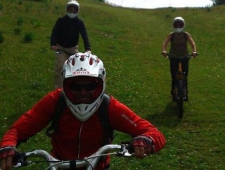  在汝拉浮雕中速降山地自行车